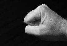 В избиении трех девушек на свиданиях в элитных заведениях обвиняют мужчину в Москве